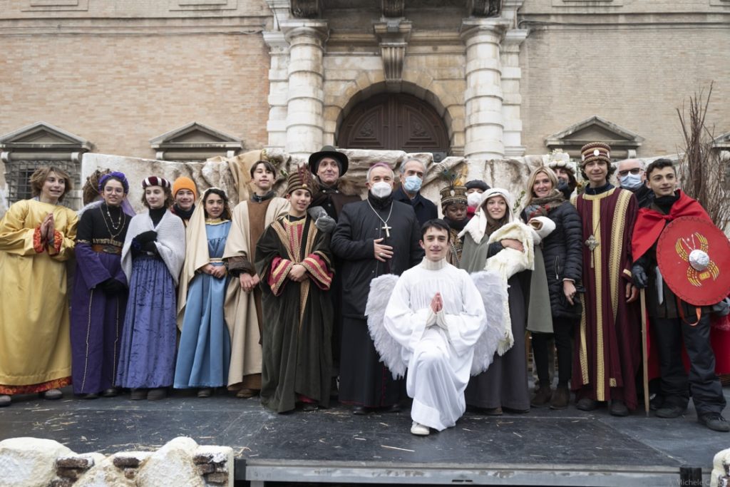 Presepe Vivente di Forlì: Foto di gruppo con il vescovo